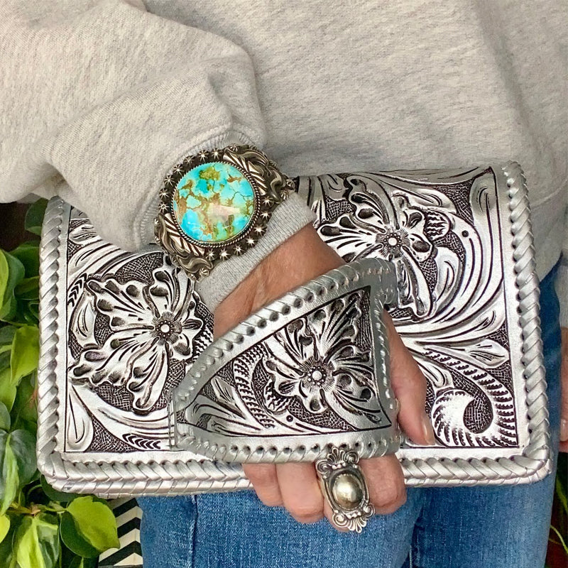 Clutch Elegante Dança da Flor Prateada: Estilo Western, Entalhes Artesanais, Design Exclusivo