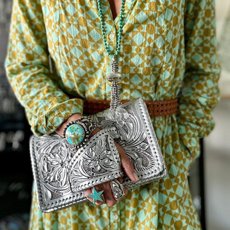 Clutch Elegante Dança da Flor Prateada: Estilo Western, Entalhes Artesanais, Design Exclusivo