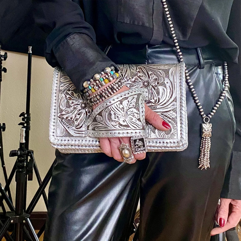 Clutch Elegante Dança da Flor Prateada: Estilo Western, Entalhes Artesanais, Design Exclusivo