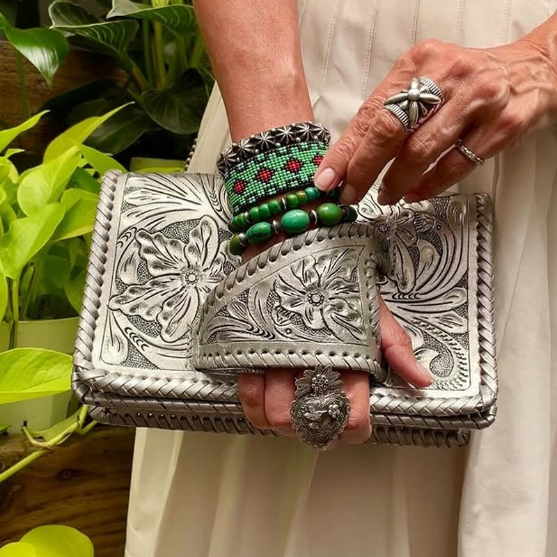 Clutch Elegante Dança da Flor Prateada: Estilo Western, Entalhes Artesanais, Design Exclusivo