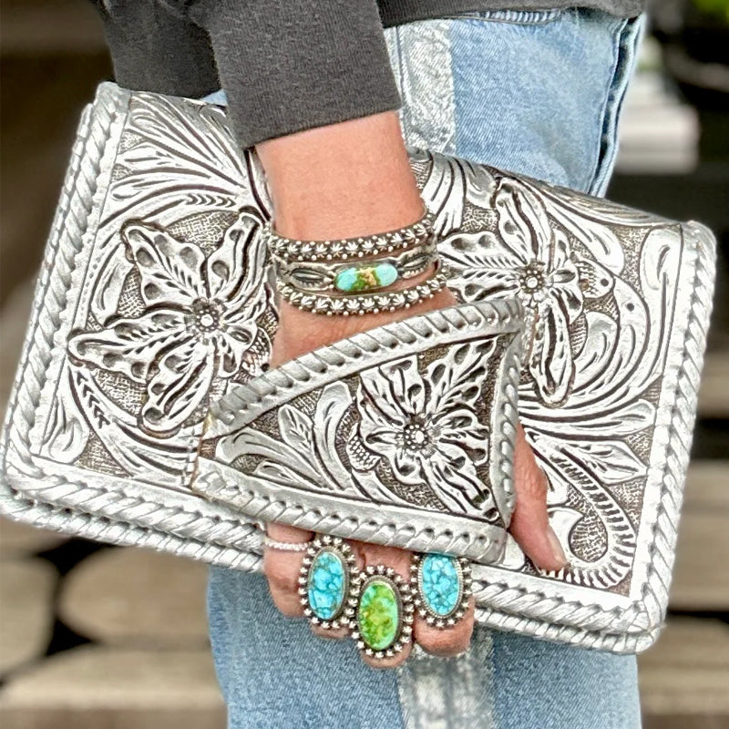 Clutch Elegante Dança da Flor Prateada: Estilo Western, Entalhes Artesanais, Design Exclusivo